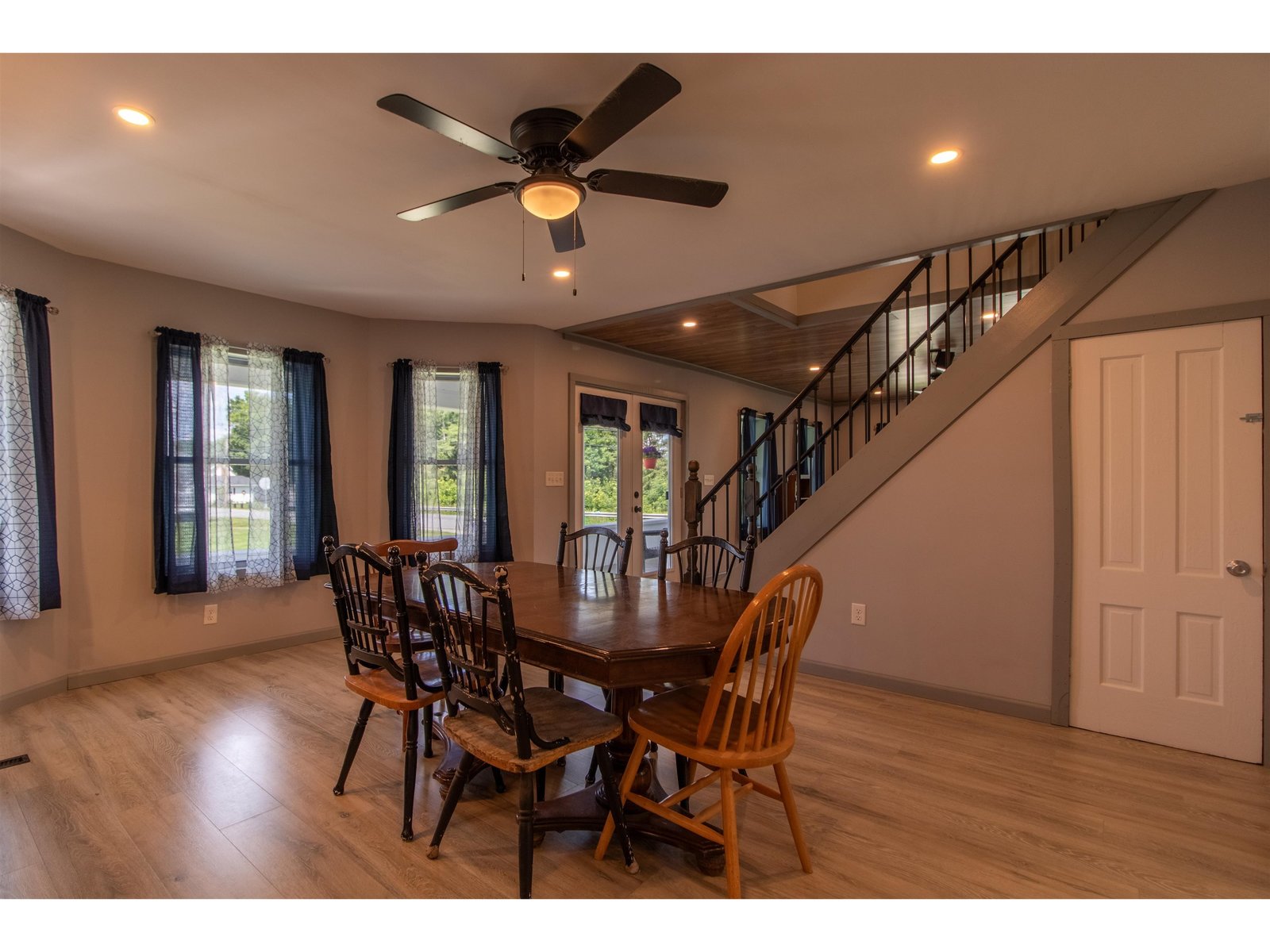 Dining area with mini bar
