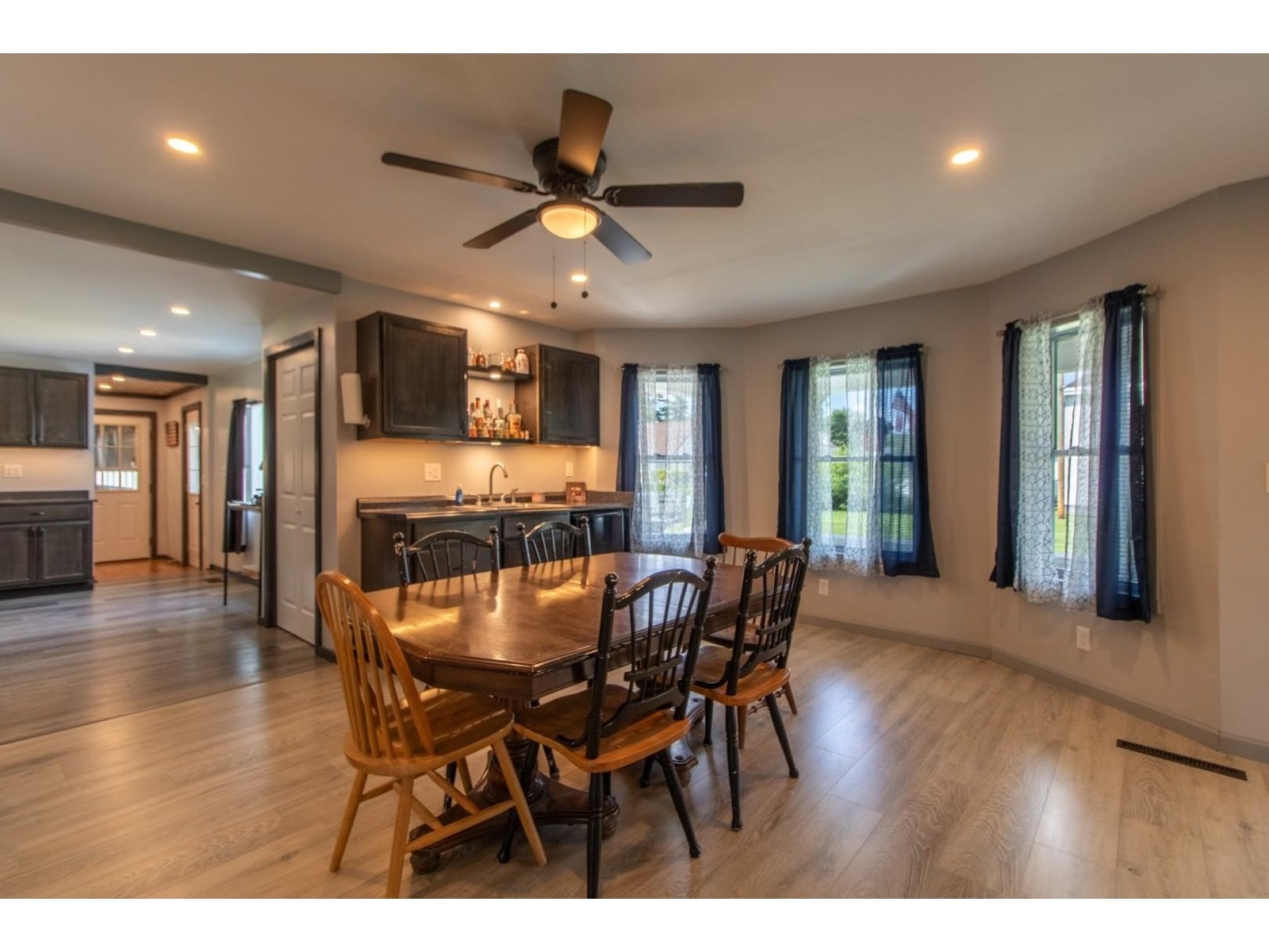 Dining area with mini bar