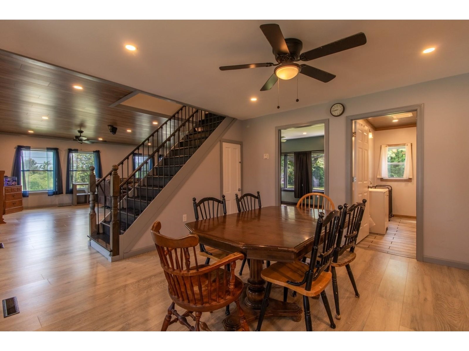 Dining area with mini bar