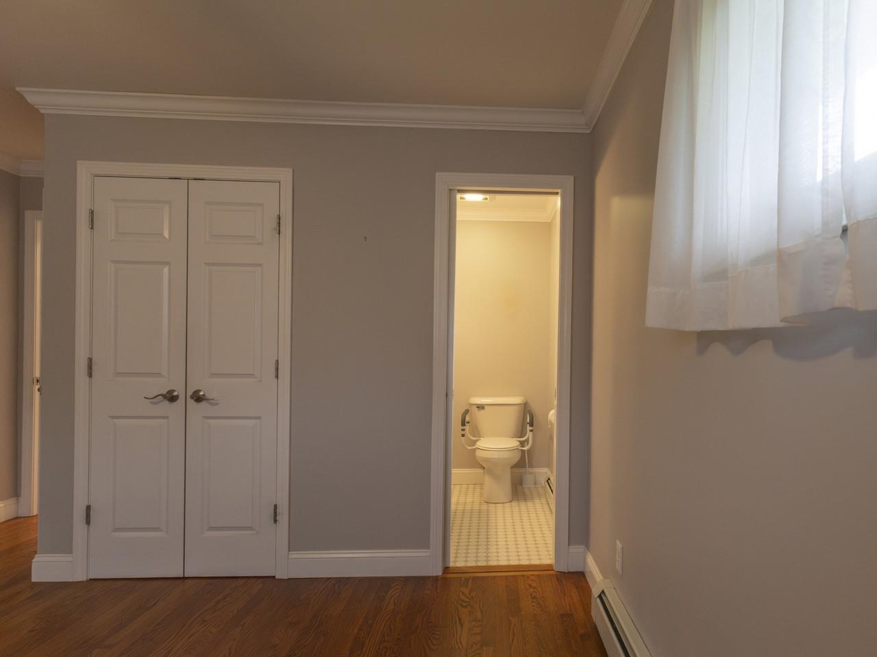 Bedroom with En Suite Entry