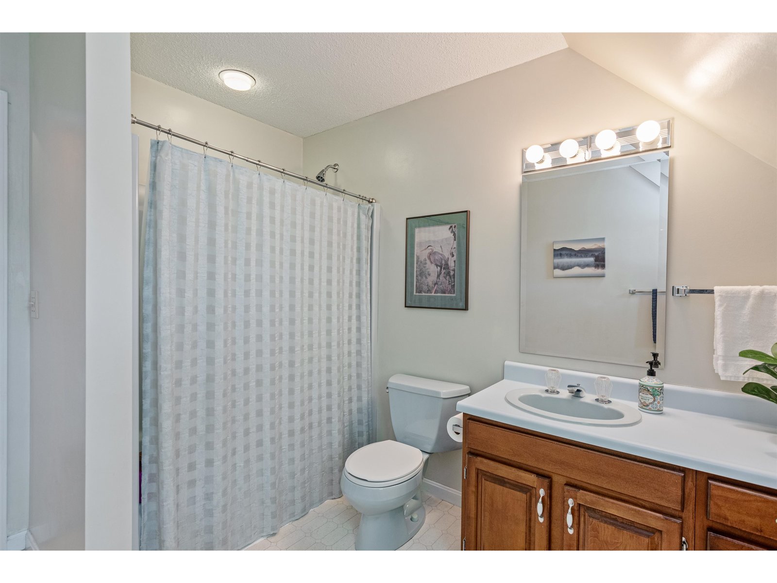 Second Floor: Full Bathroom