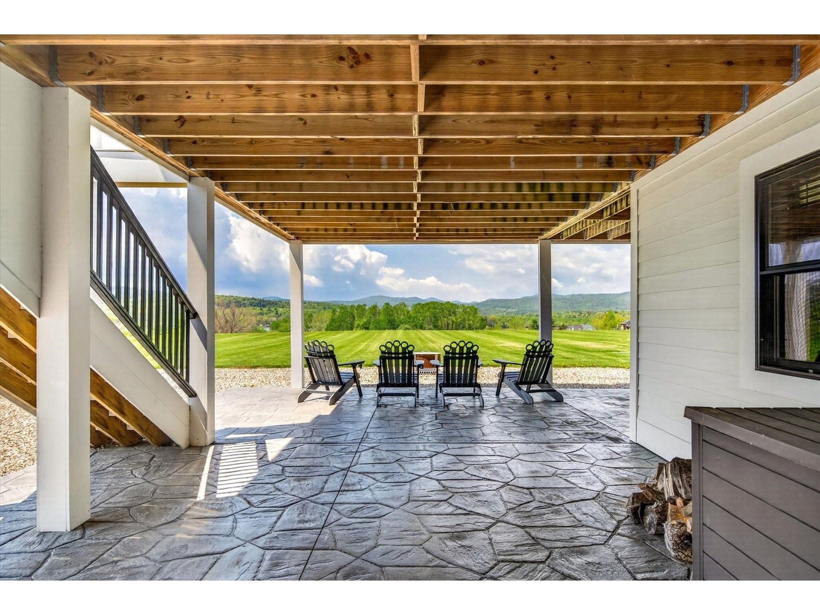 Lower Level Patio w Stamped Concrete