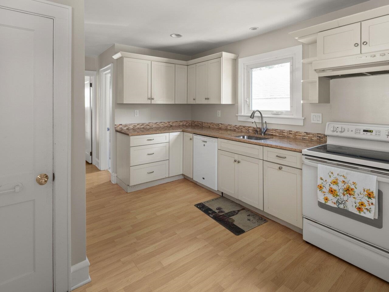 Bright & Spacious Kitchen