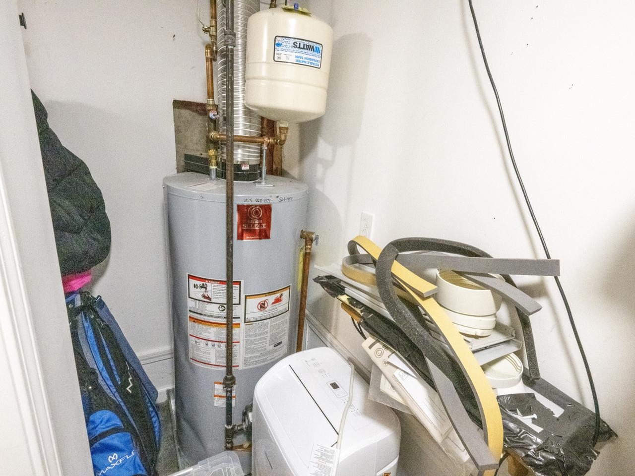 Natural gas hot water heater
