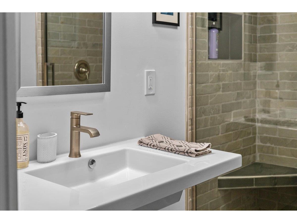 454 Mountain Road, Unit 8