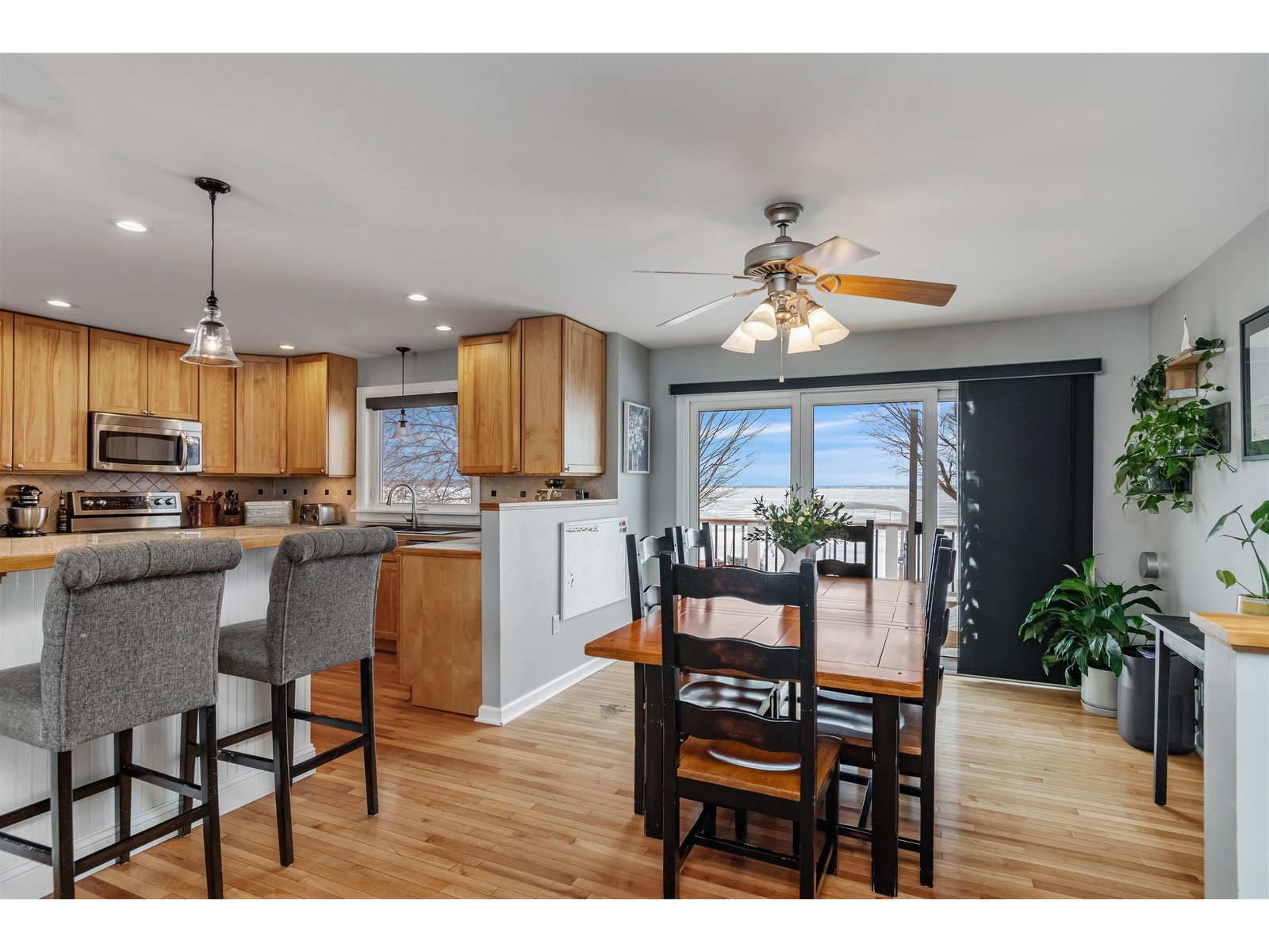 Indoor–Outdoor Dining Options