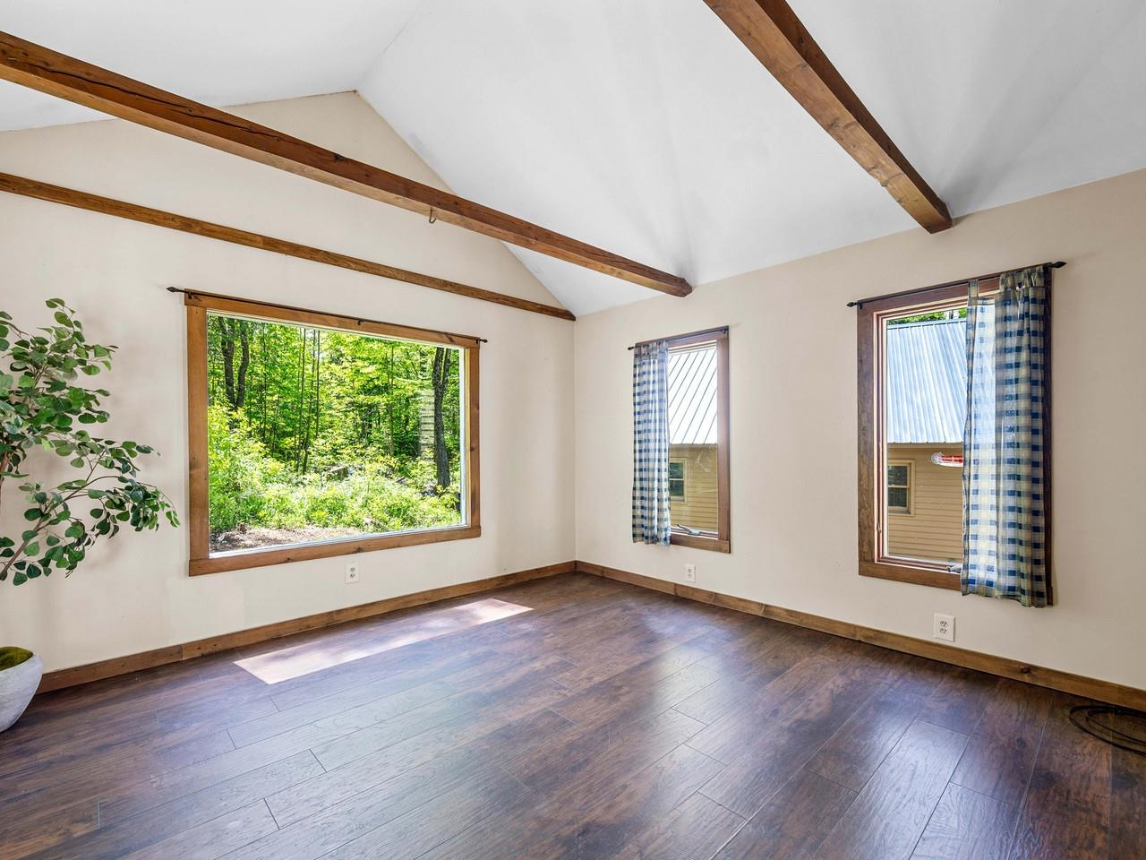 Vaulted Ceiling & Wooden Beams