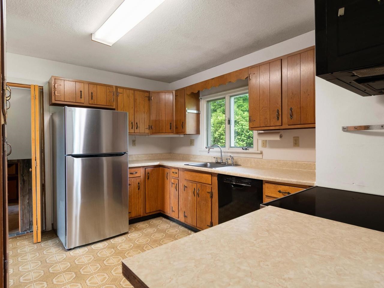 Newly painted kitchen & 1st fl