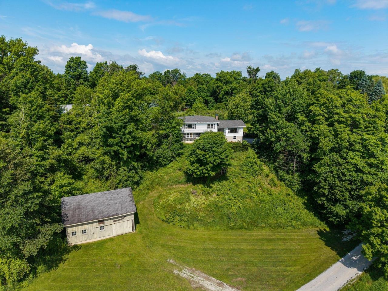 House + 2-story barn on 10 acs