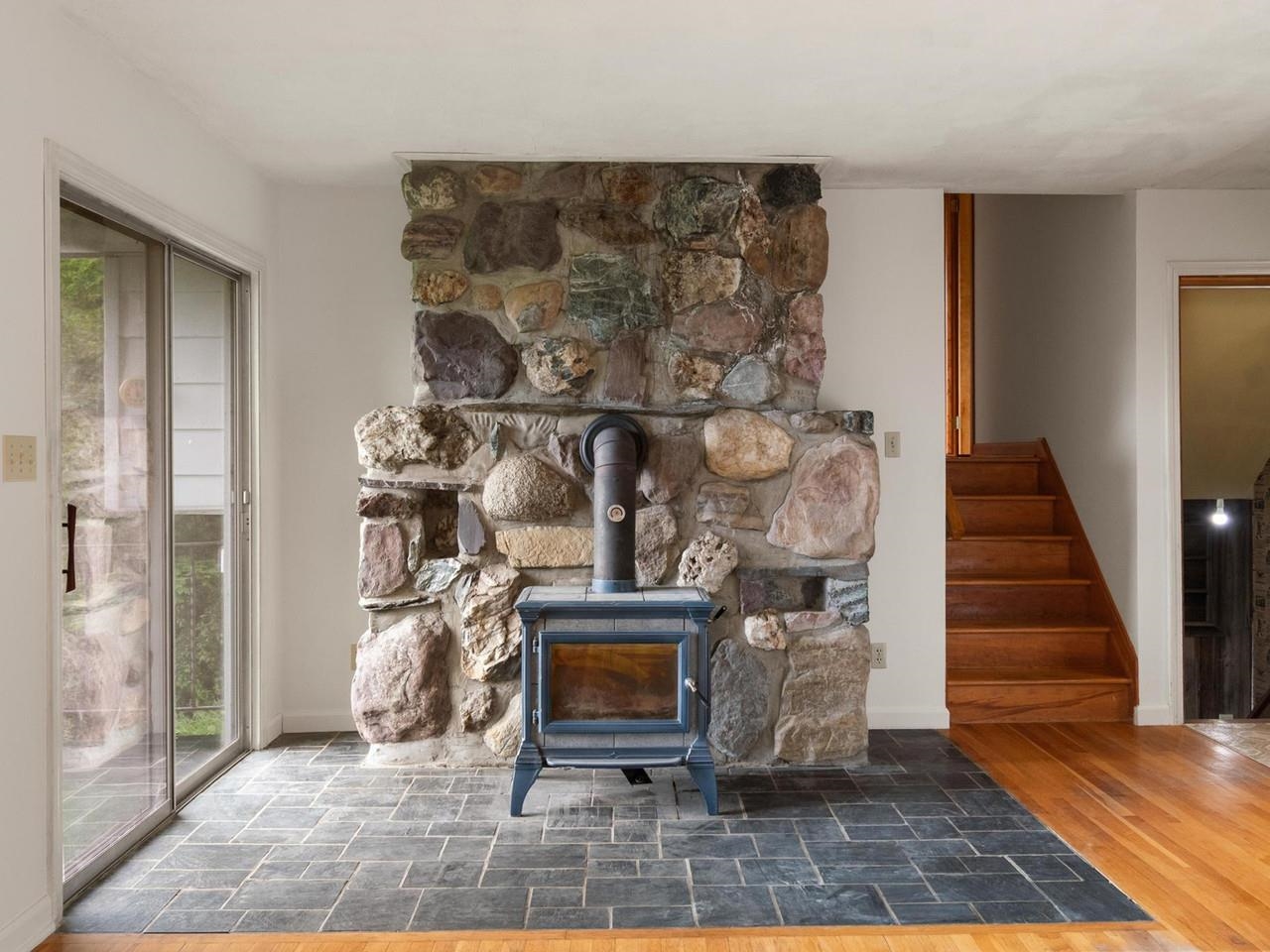 Fieldstone F/P w/wood stove