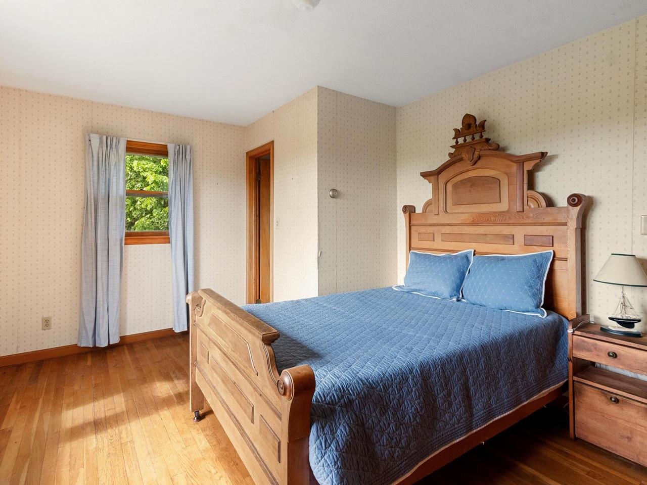 Primary suite w/wood floors