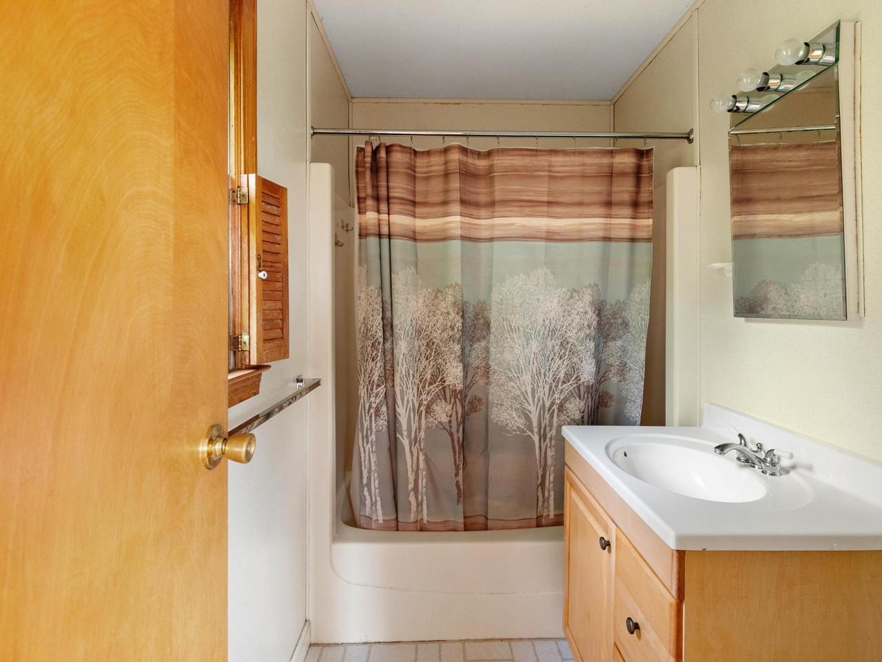 Primary en-suite full bath