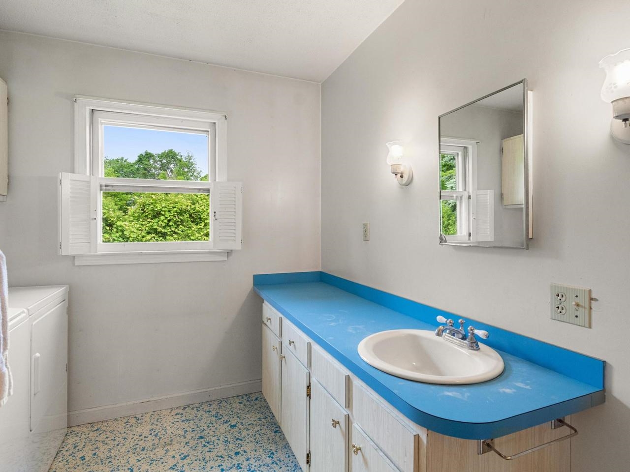 2nd full bath + laundry