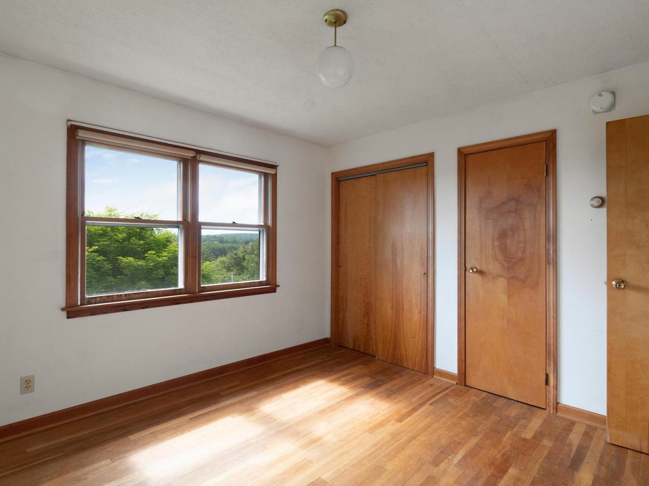 3rd bedroom w/2 closets!
