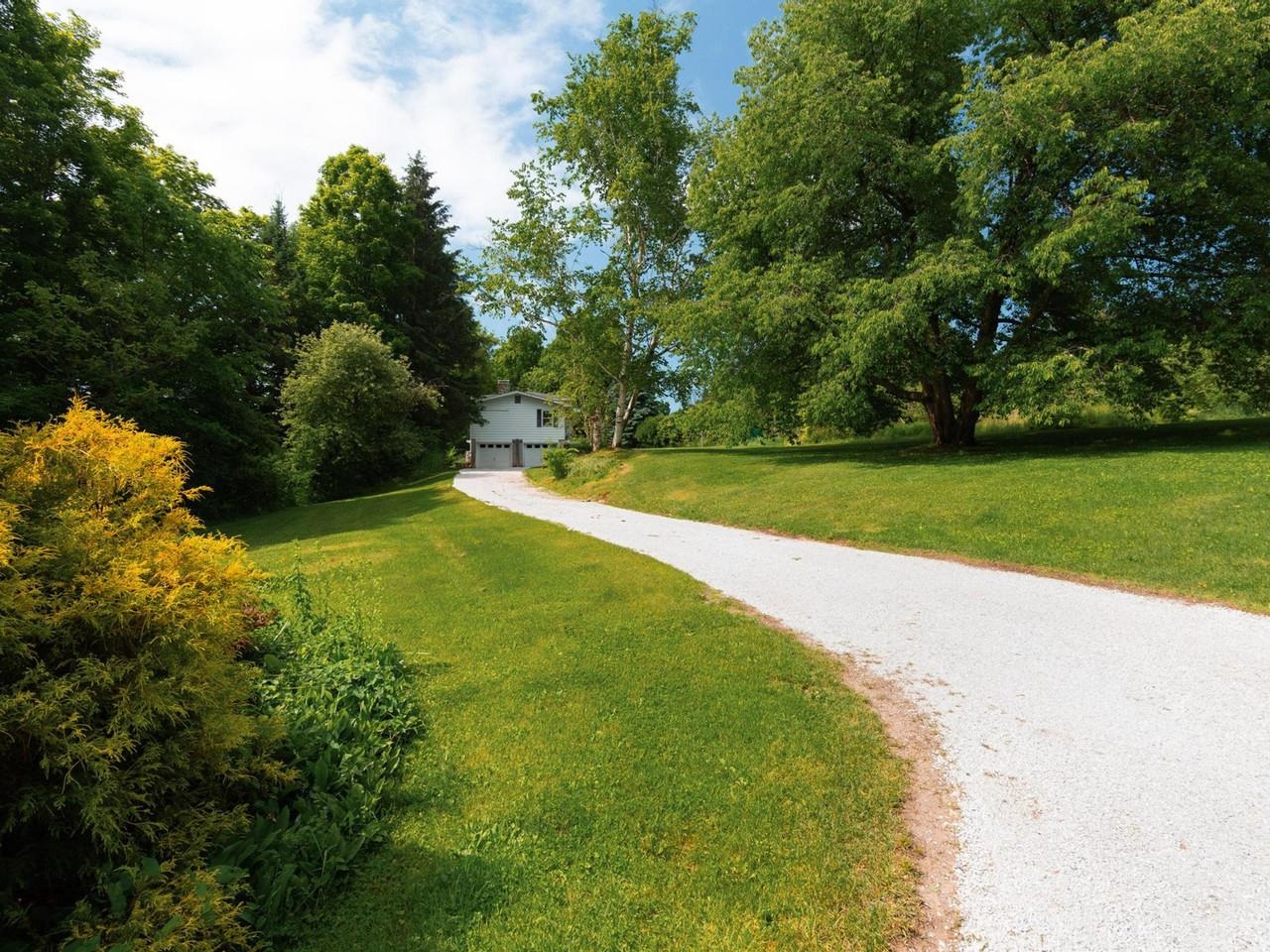 Lovely gravel drive to house