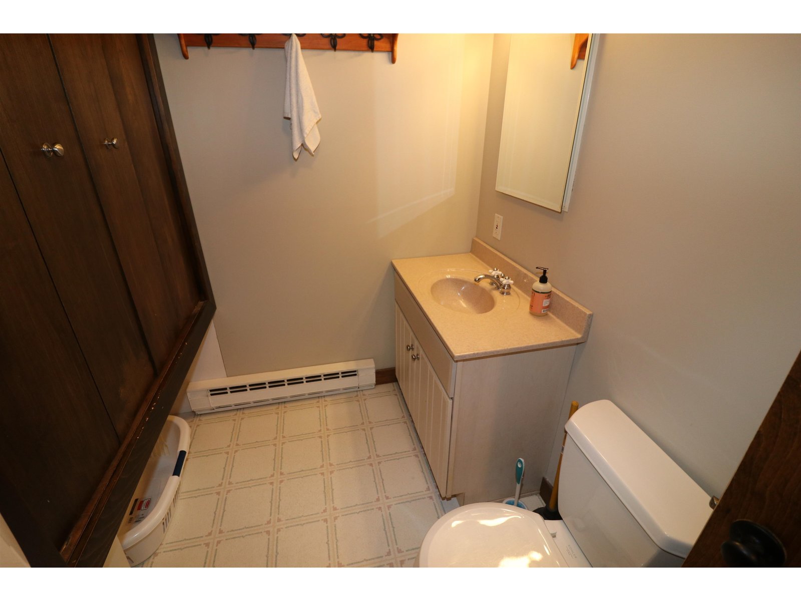 1st floor 1/2 bath