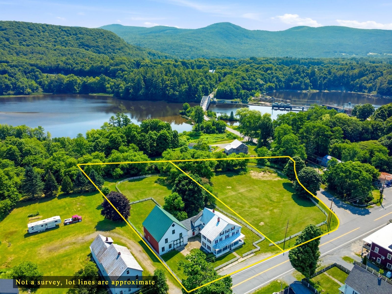 An easy commute to interstate 91 or Monroe Rd