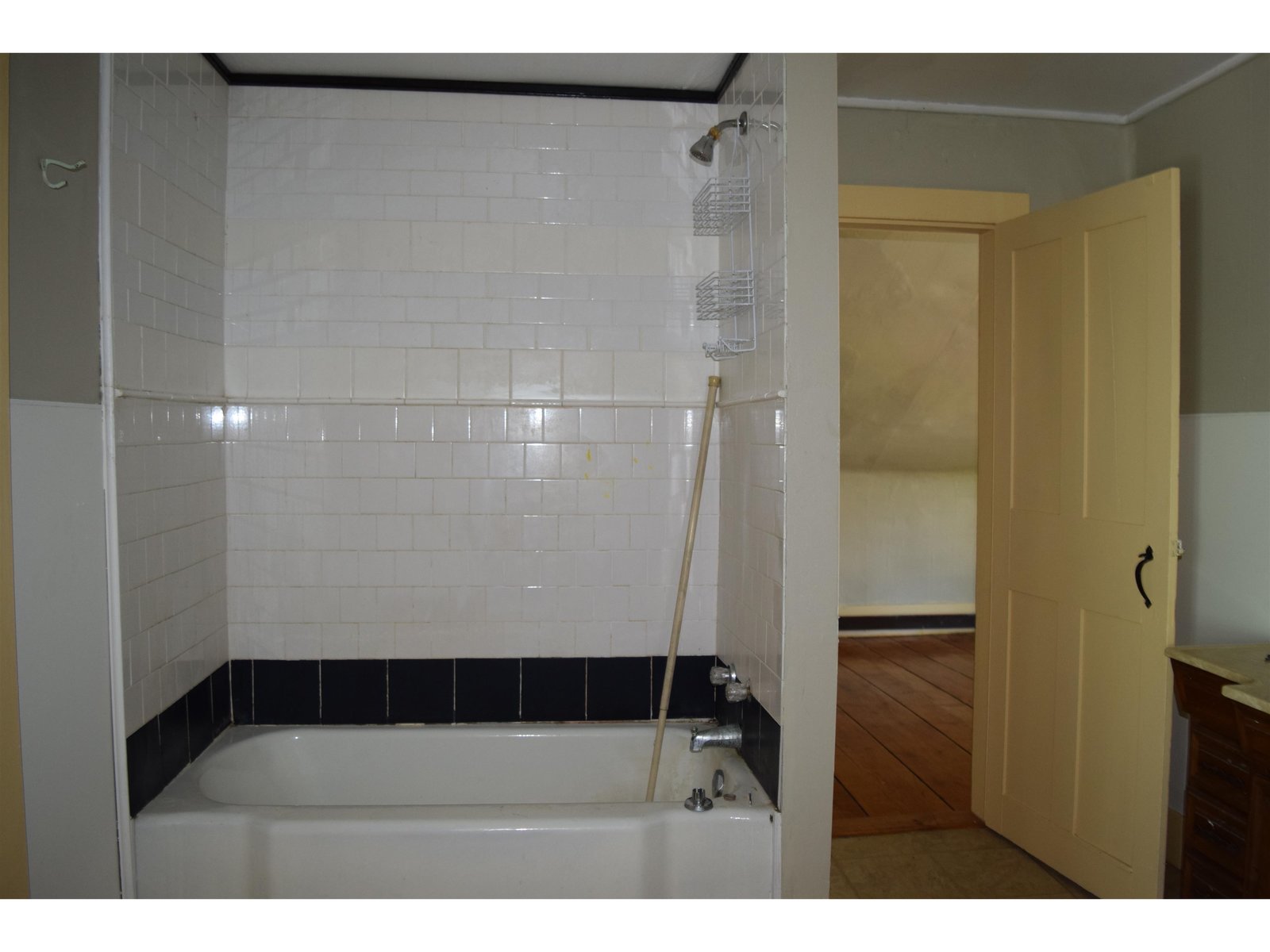 A full bathroom with tub