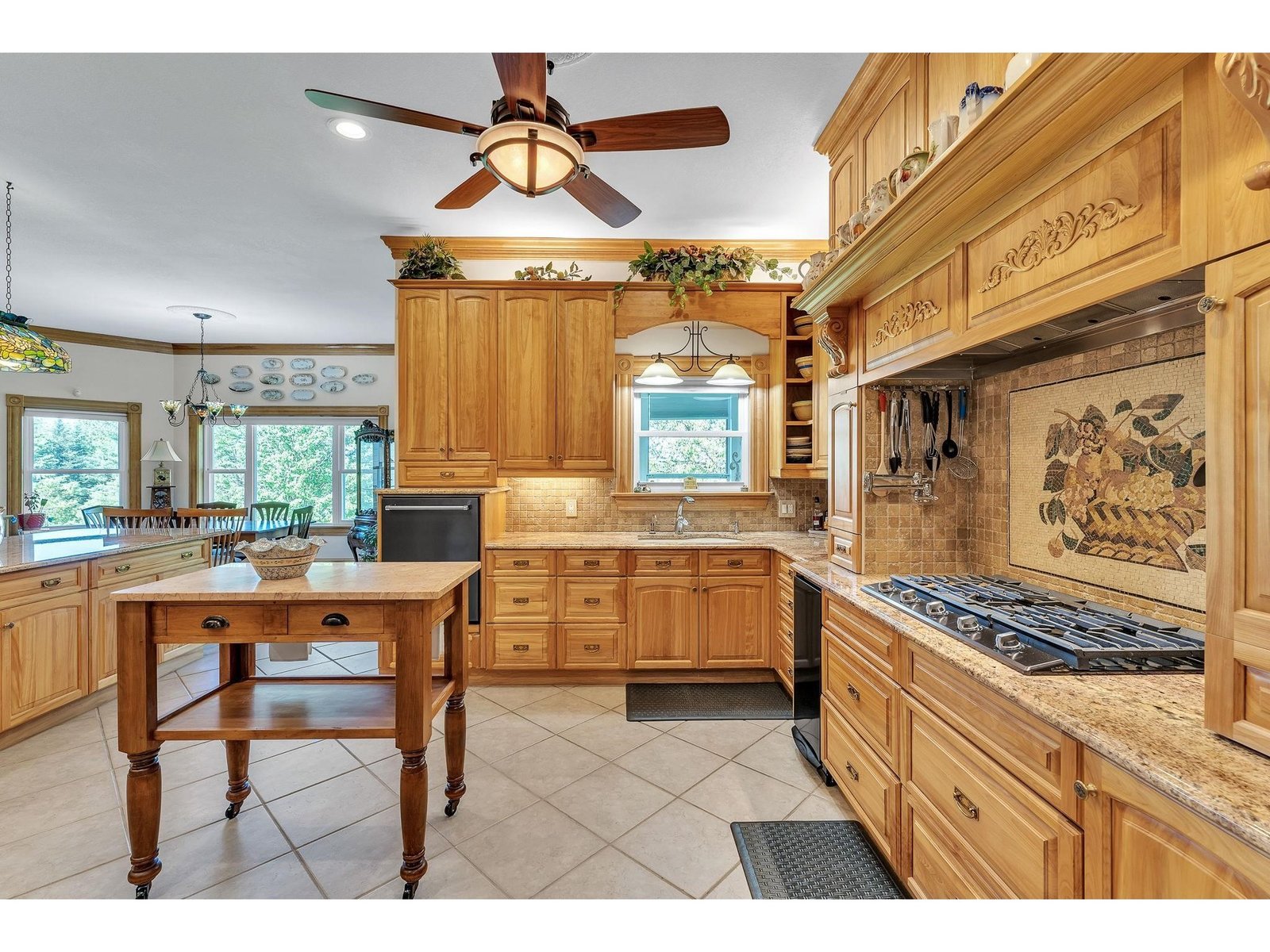 Kitchen w/ Gas Cooktop