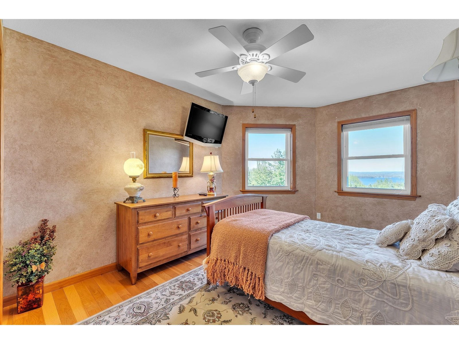 Bedroom (second floor)