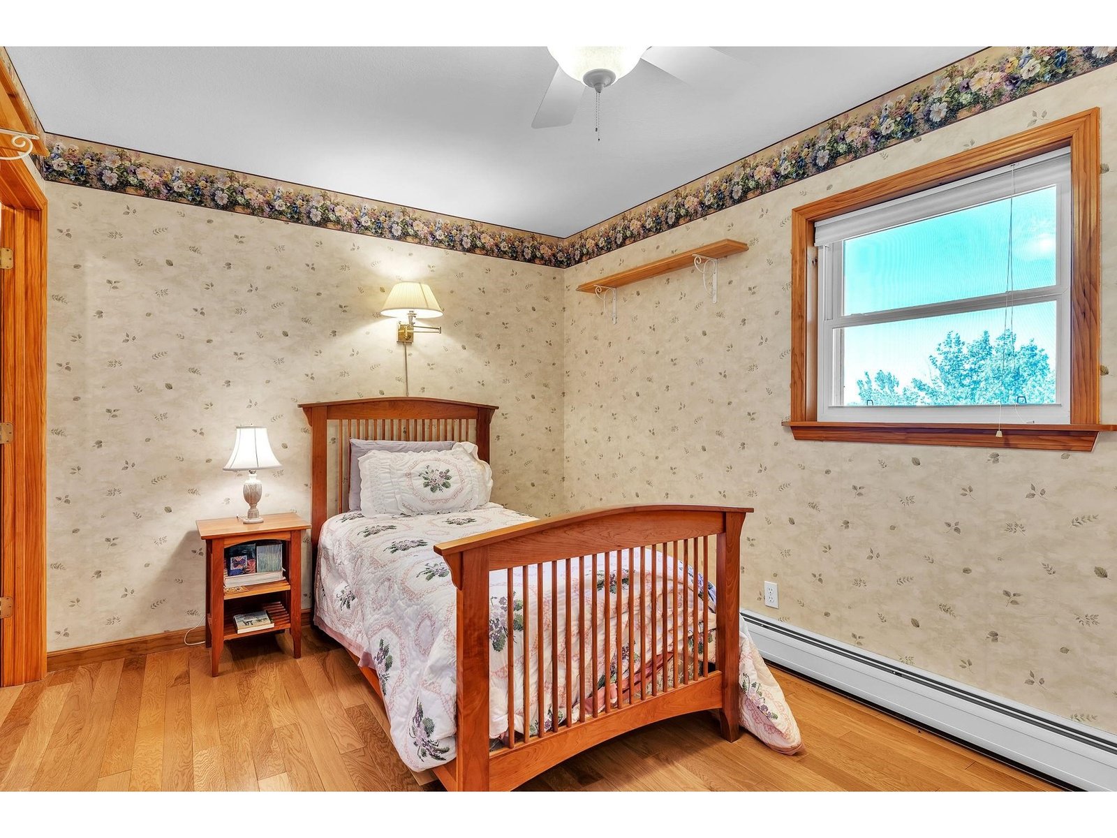Bedroom (second floor)
