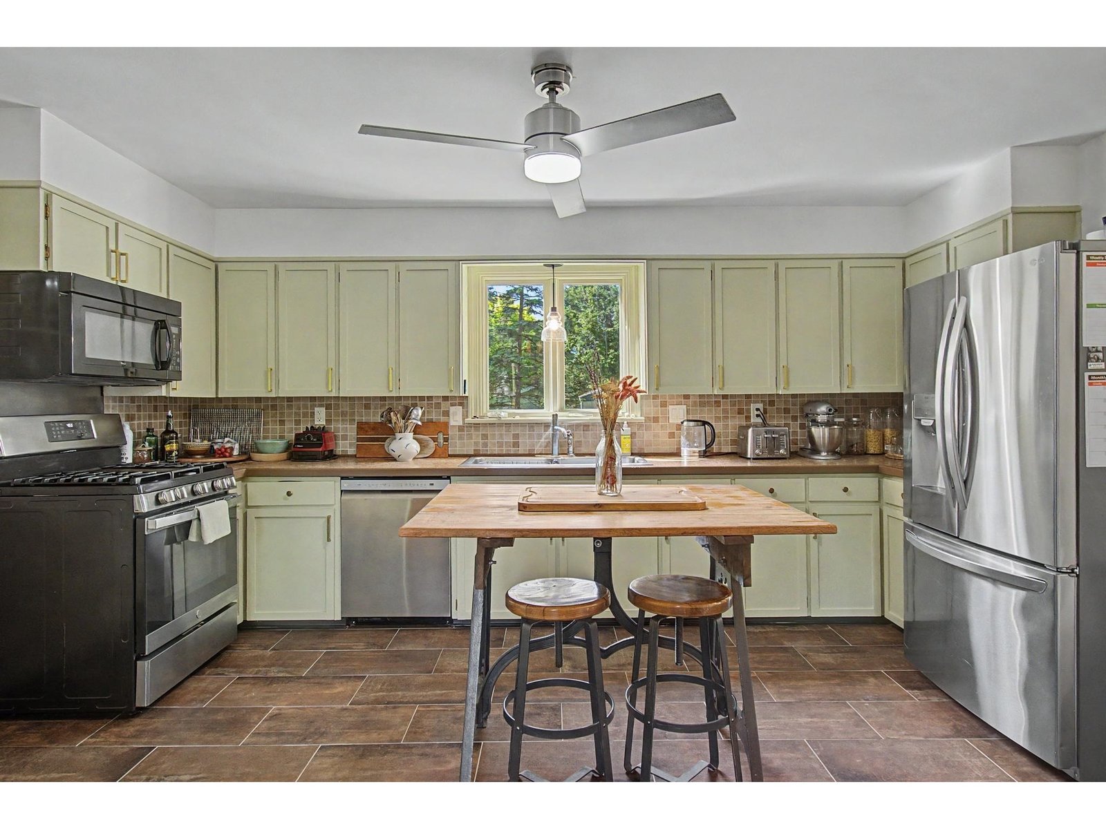 48 Roseade Parkway