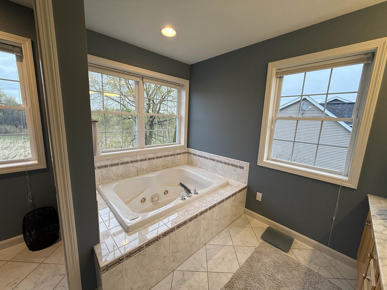PRIMARY EN SUITE BATH