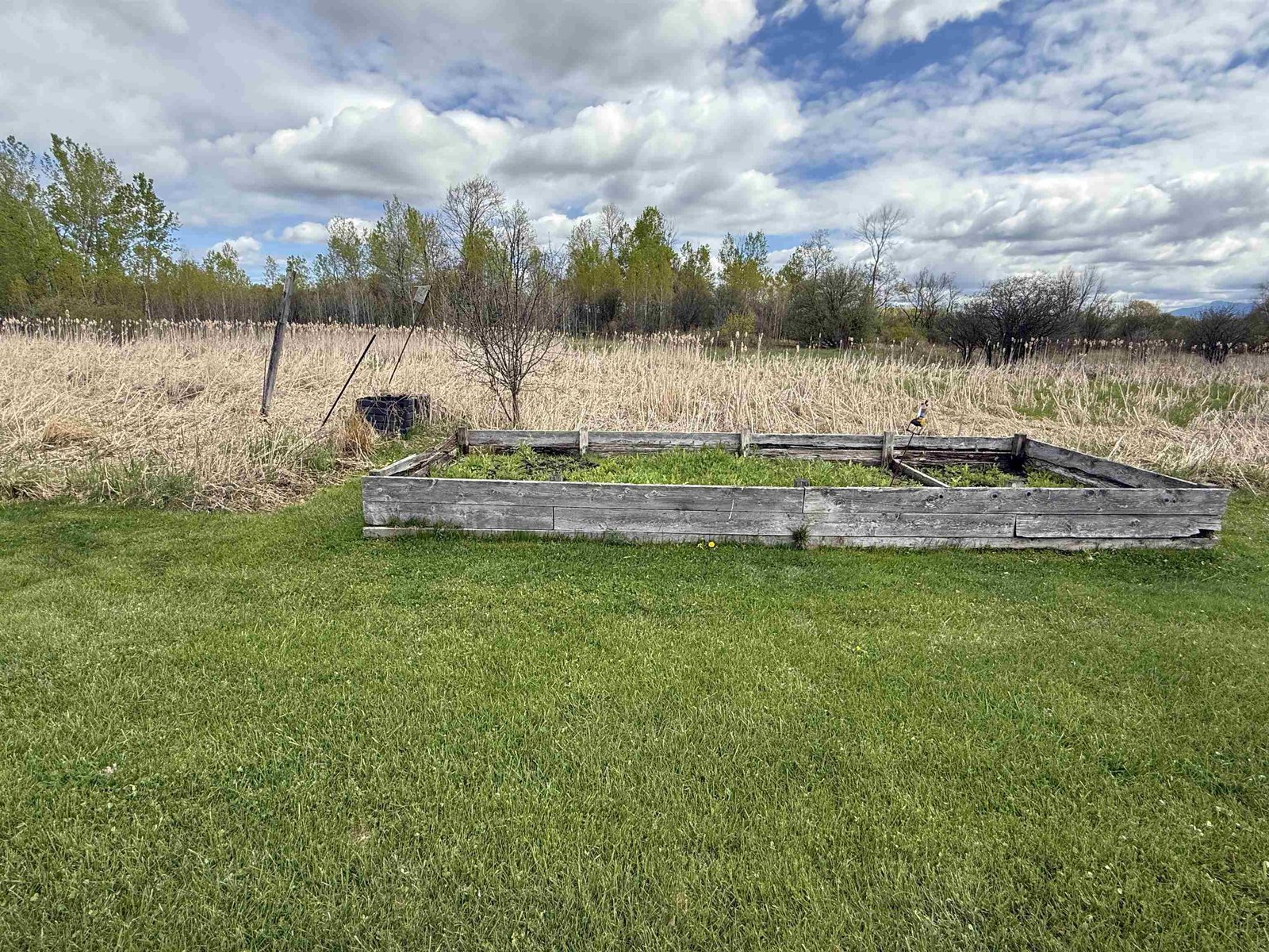 RAISED GARDEN BED