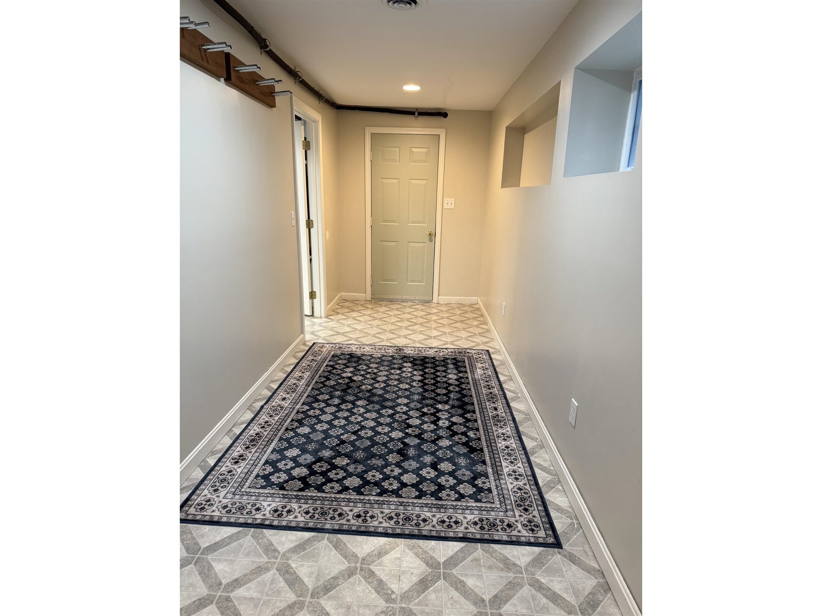GARAGE TO BASEMENT MUDROOM AREA