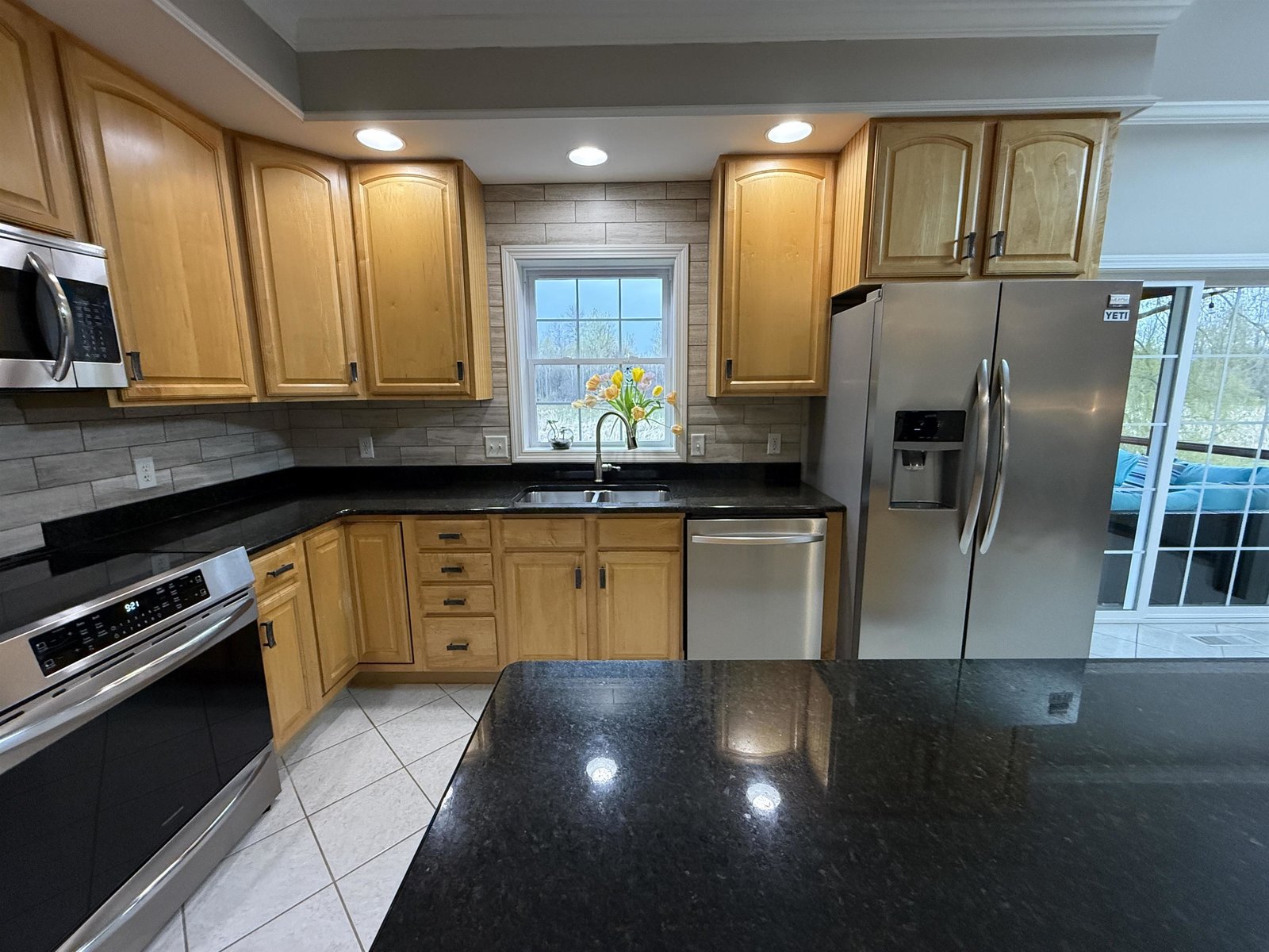 NATURAL LIGHT AND STAINLESS STEEL APPLIANCES