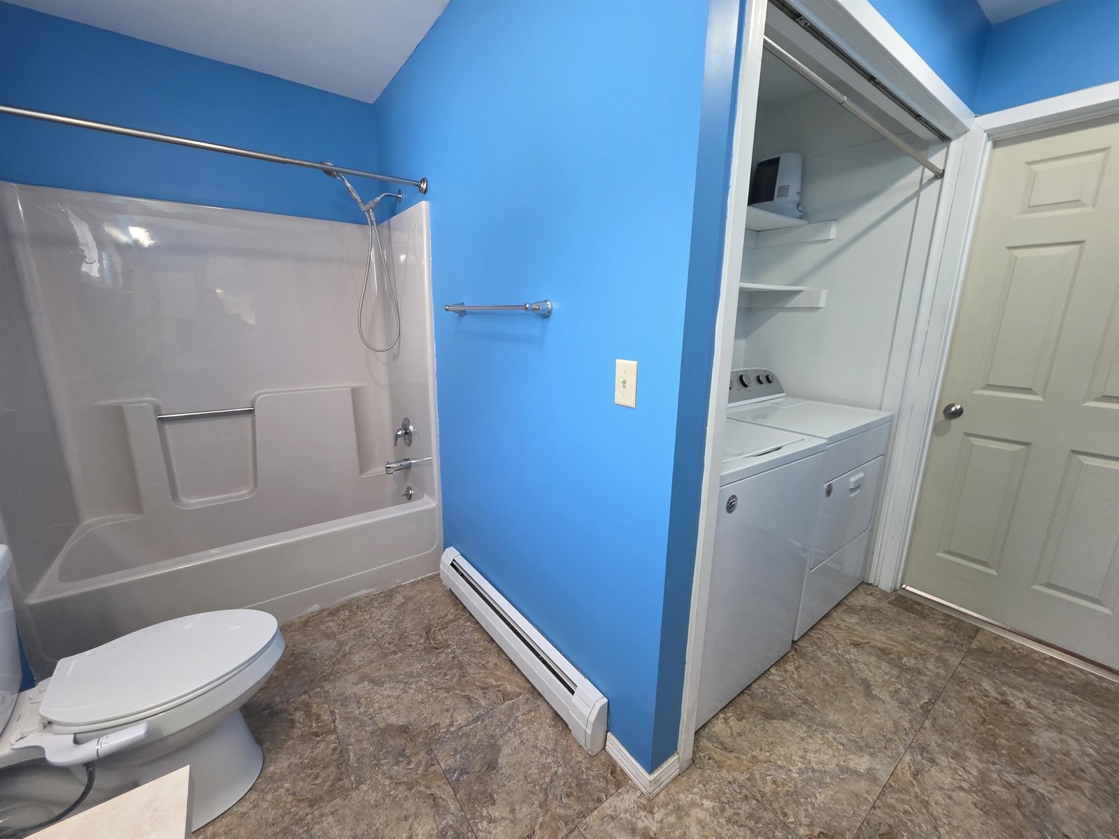 1st floor bath w/laundry