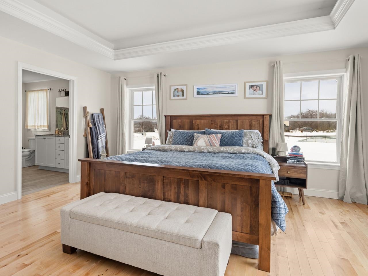 Primary bed w/ en suite bath