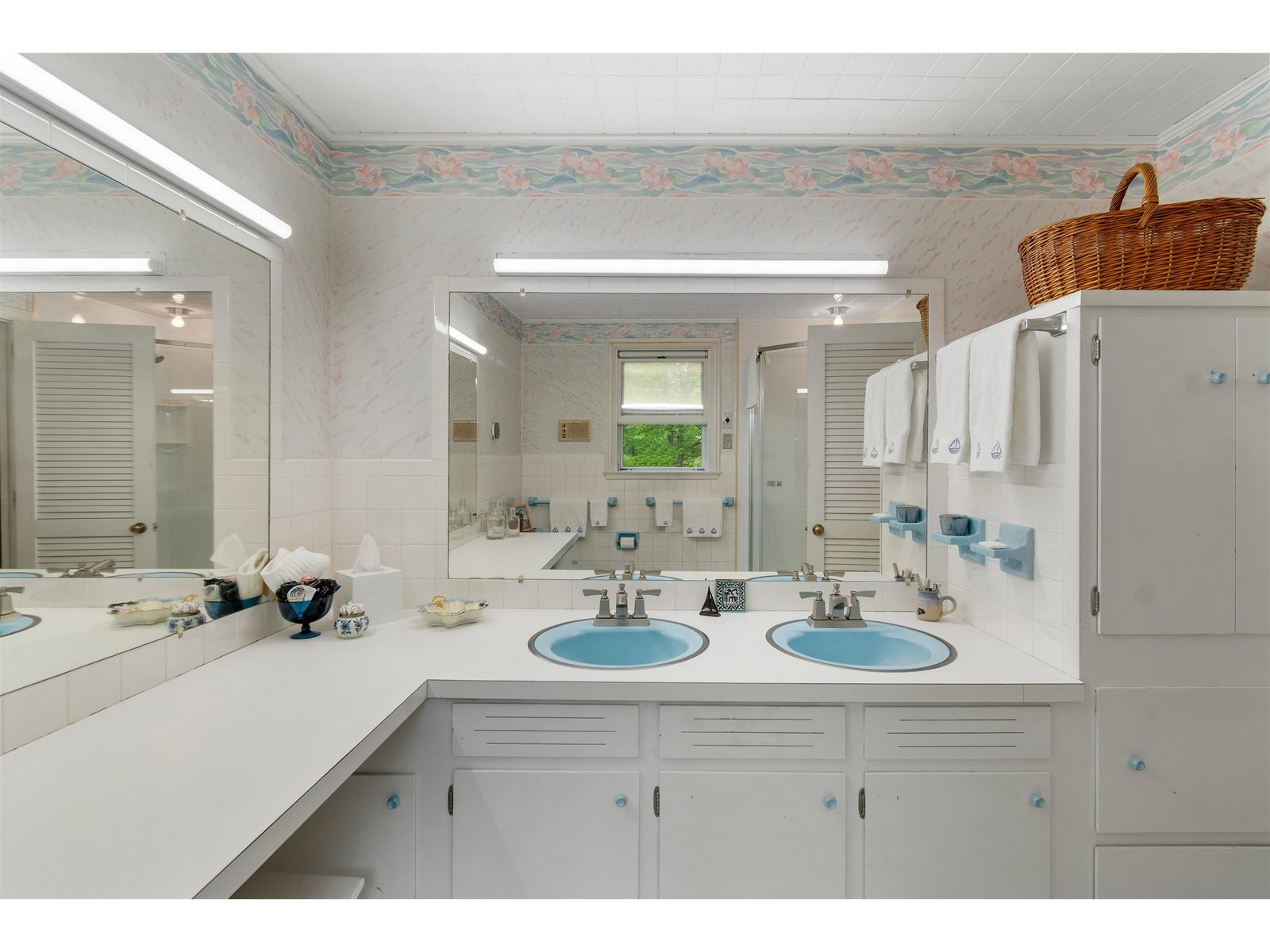 2nd Floor Primary Bedroom Suite - Ensuite 3/4 Bathroom