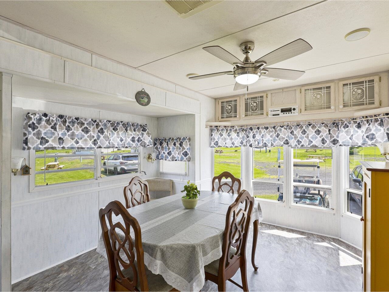 Cute dining room!