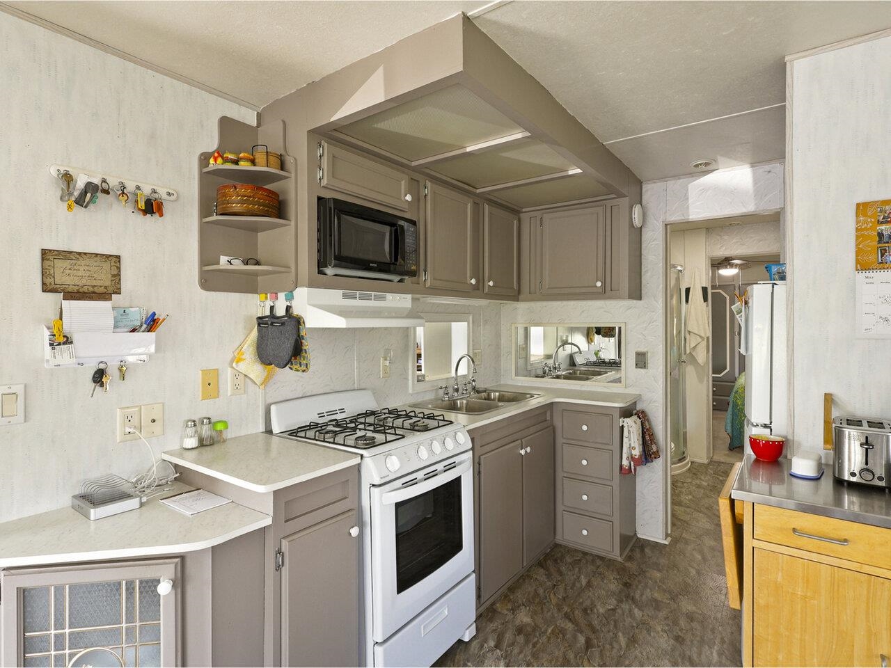 Efficient kitchen w/gas range