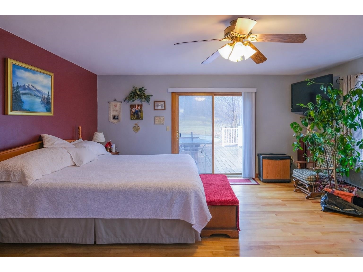 Primary suite w/ deck slider