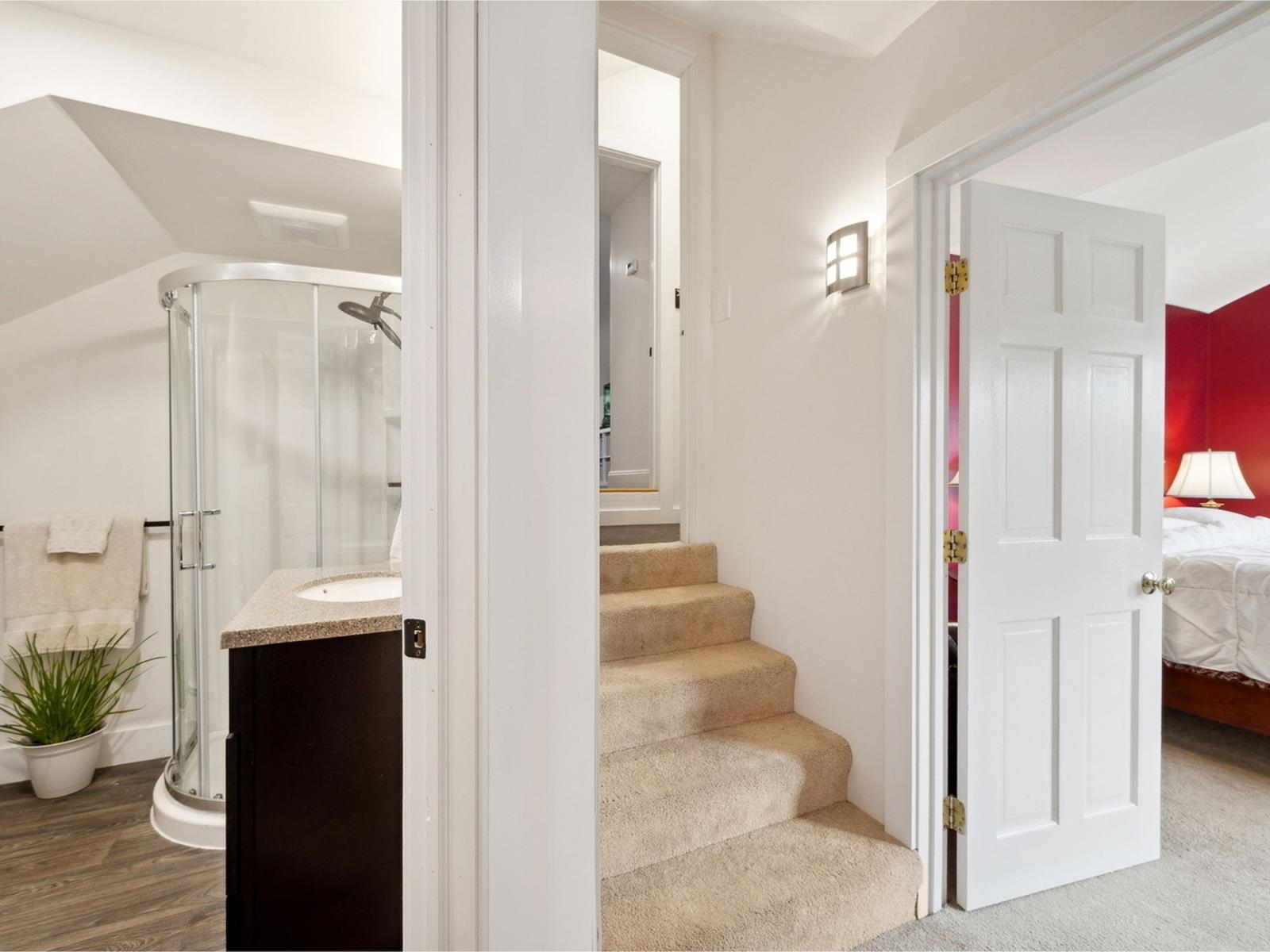 3/4 bathroom en suite