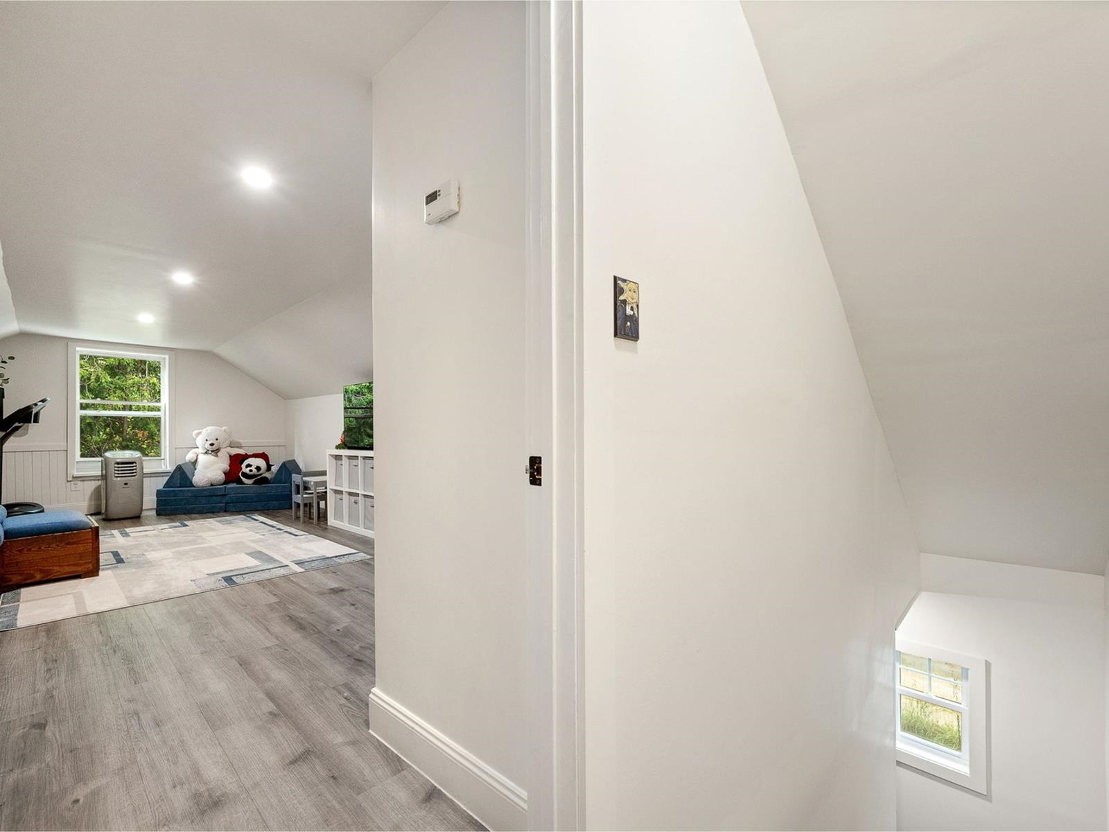 Full bathroom on 2nd floor