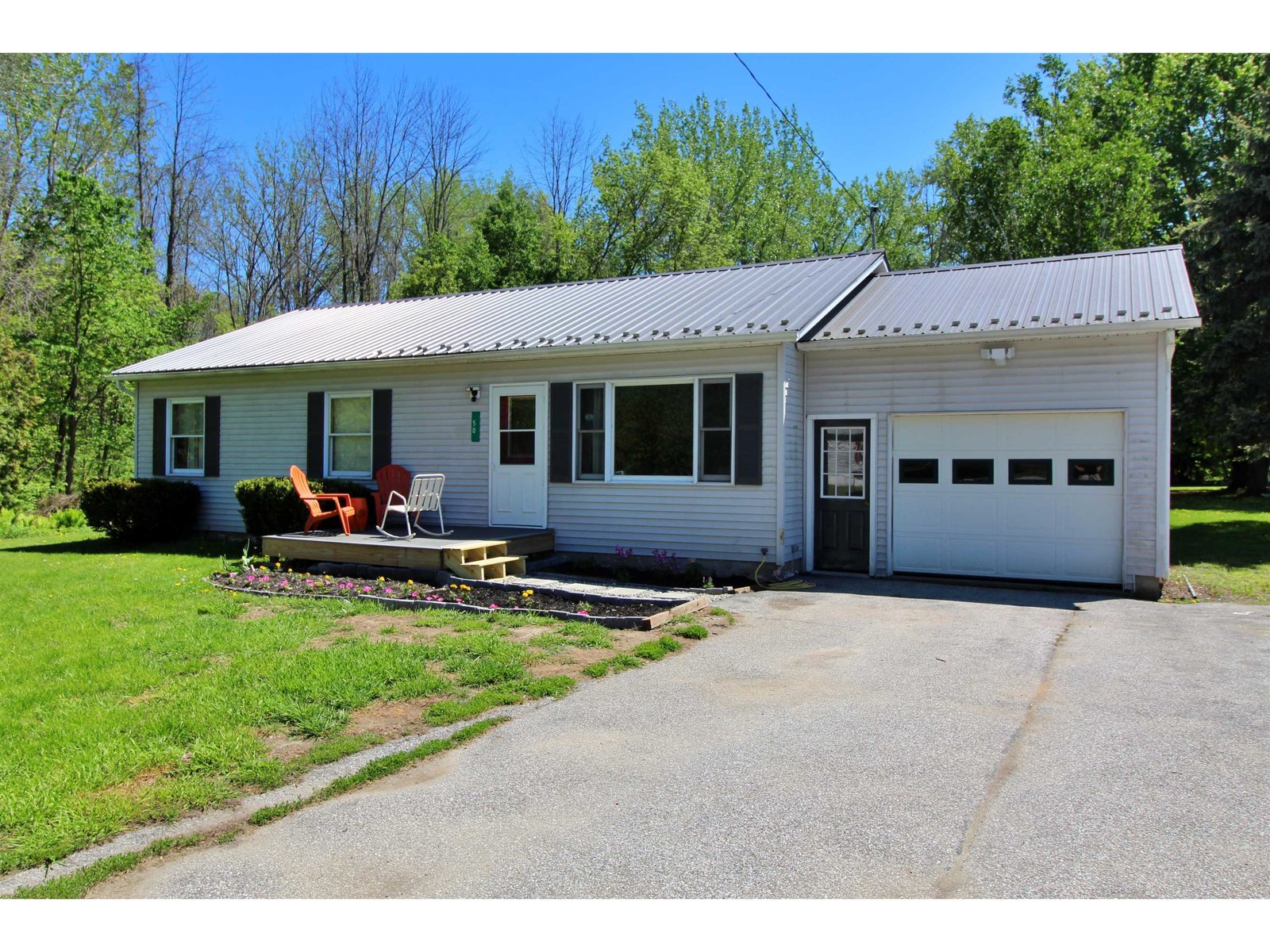 Move right in to this convenient and affordable home!