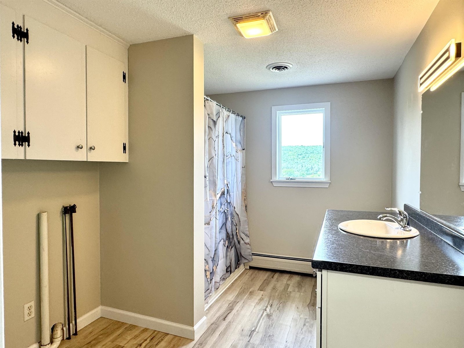 1st Floor Full Bathroom