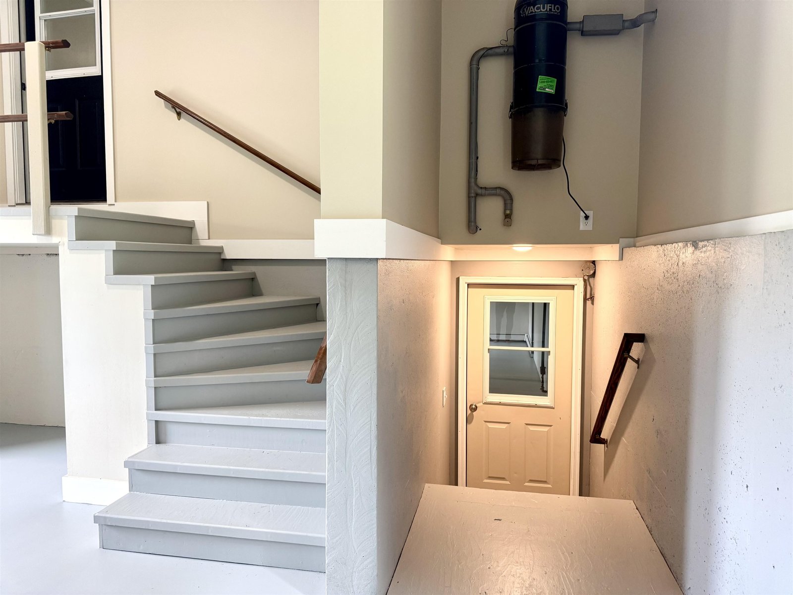 Walk-In Area/Basement Access