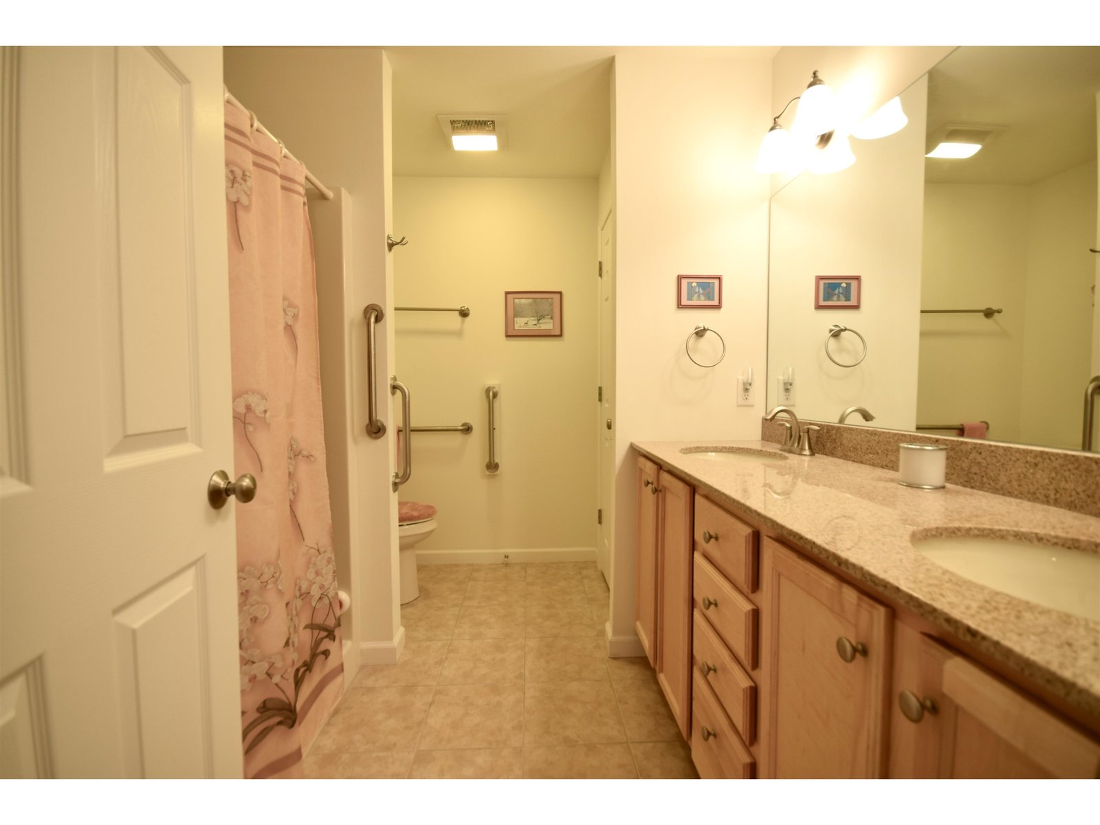 Primary bed with WIC and private bath