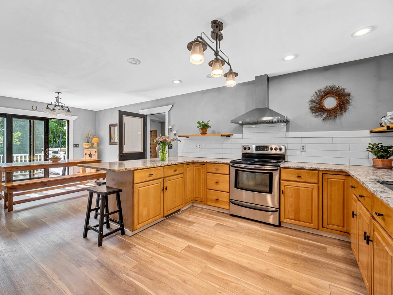 Kitchen to dining - entertain!