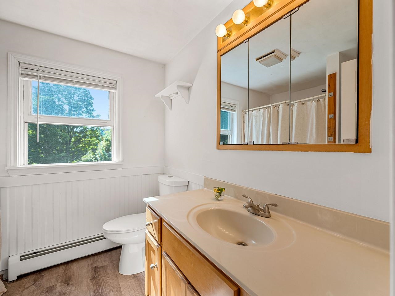 2nd floor full bathroom
