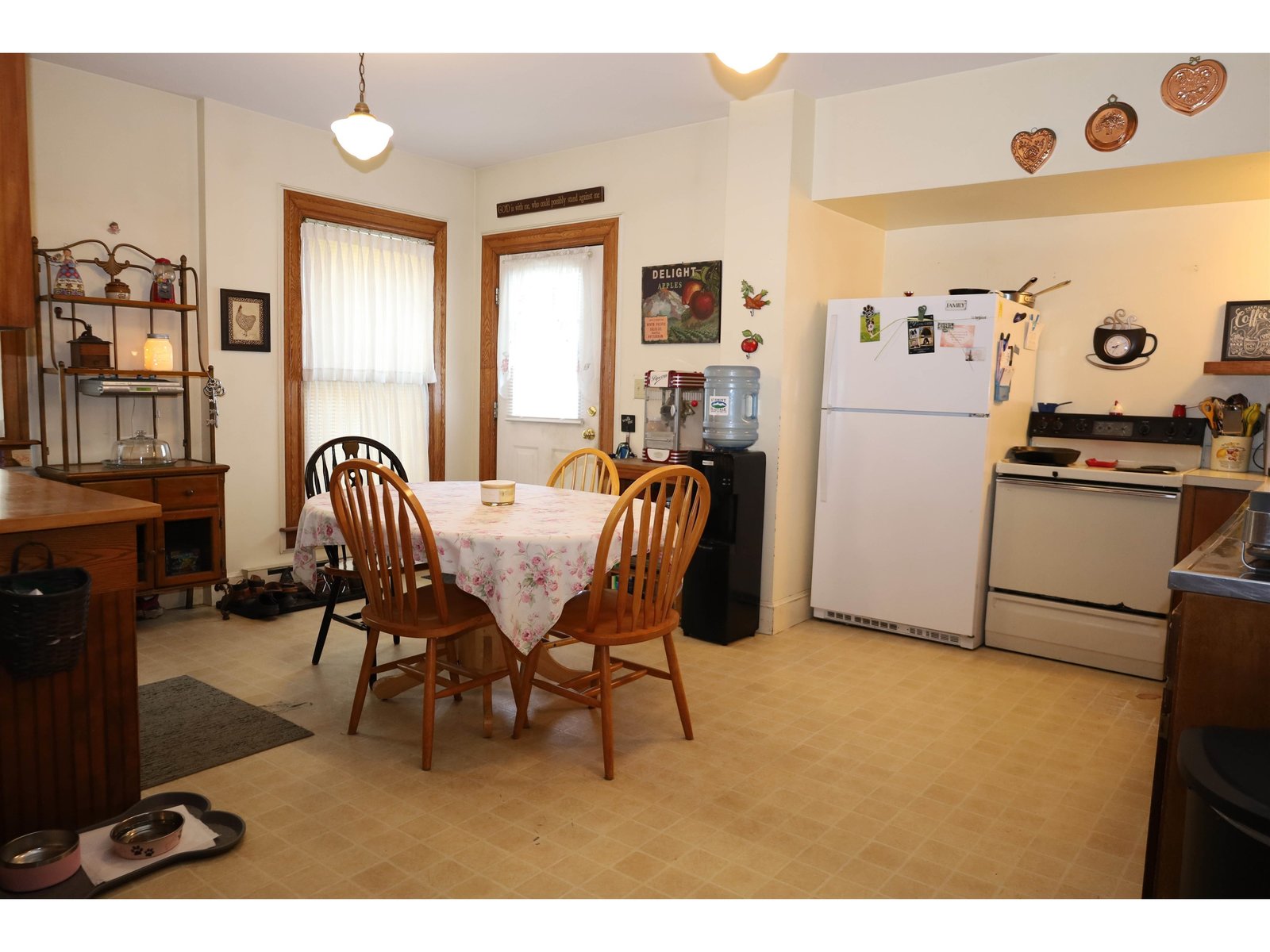 Eat-in kitchen