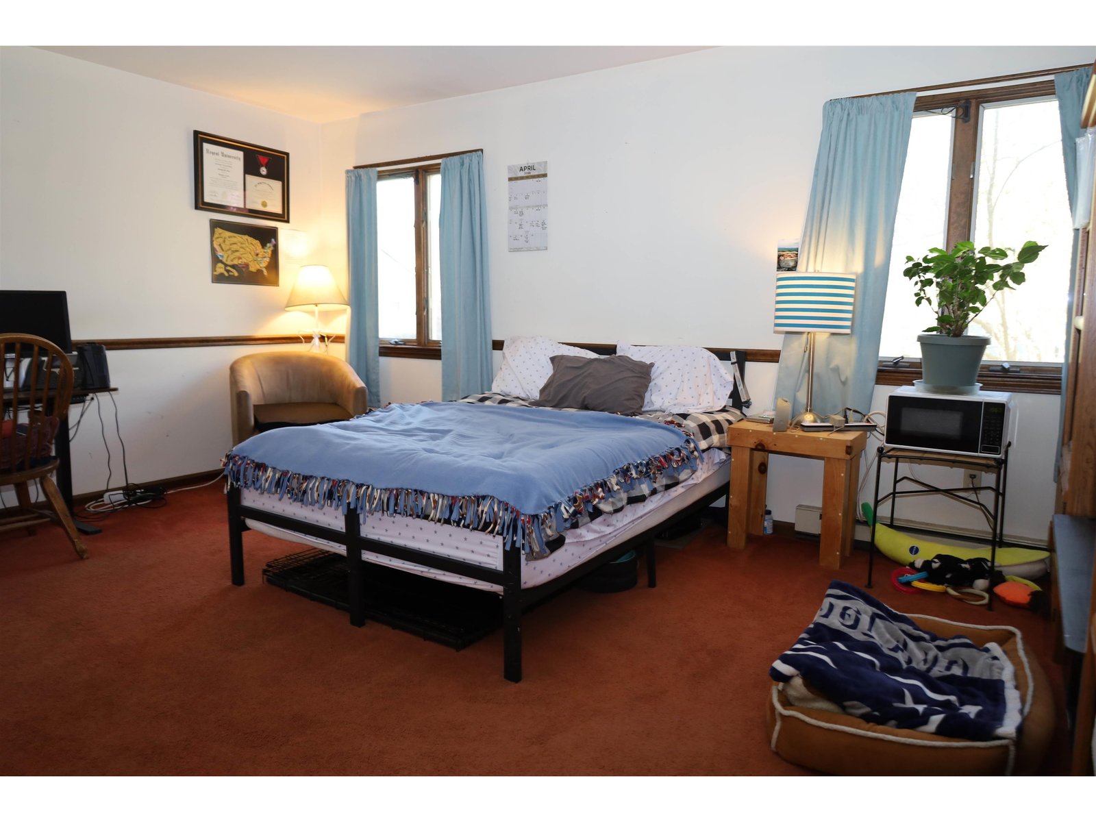 1st floor primary bedroom