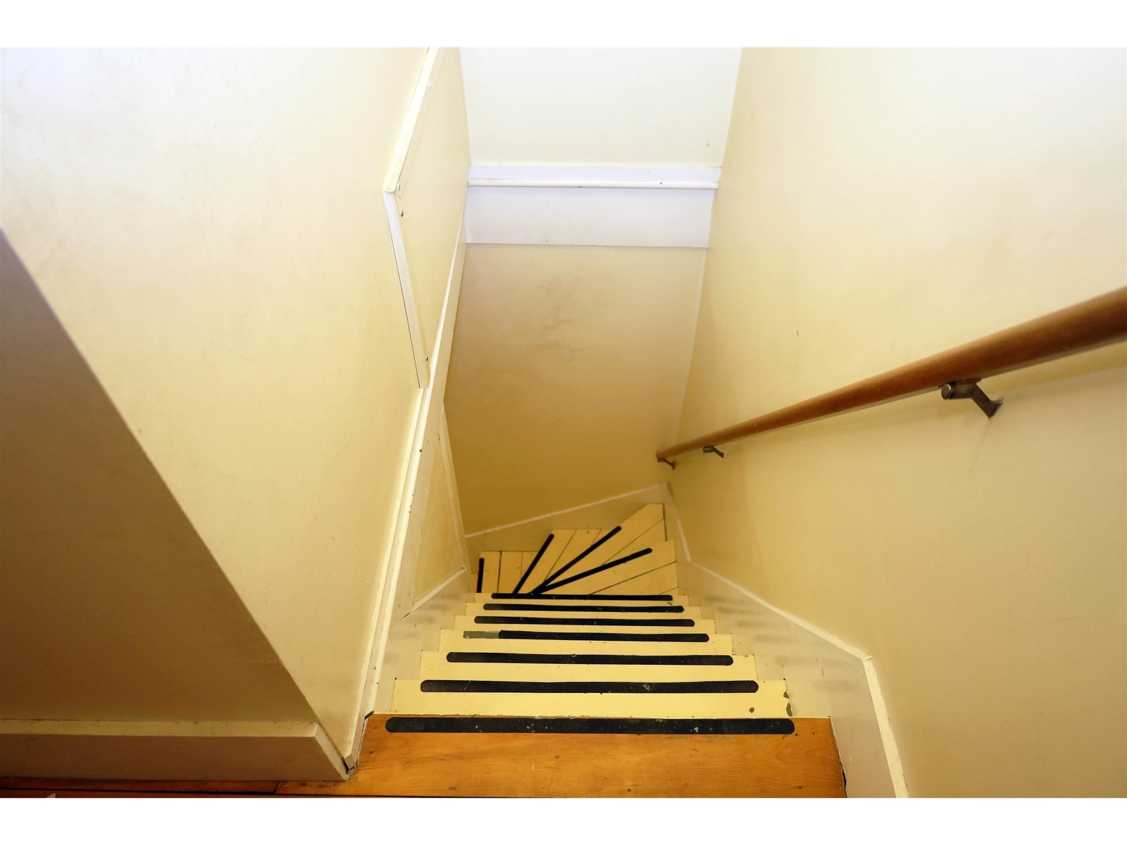 3rd floor stairway