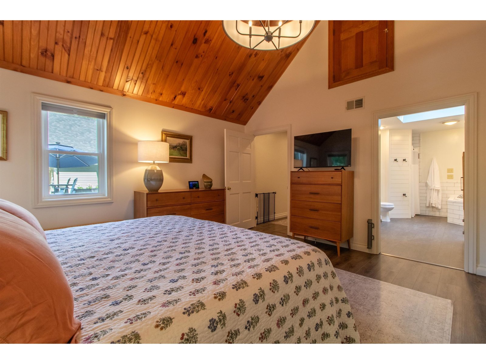 Primary bedroom with en suite bath & vaulted ceilings