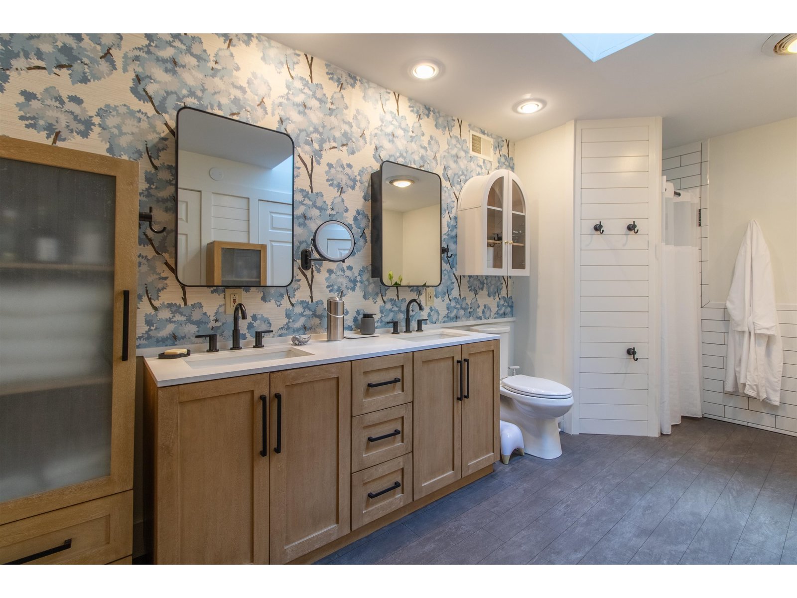Primart bedroom bath with double vanity