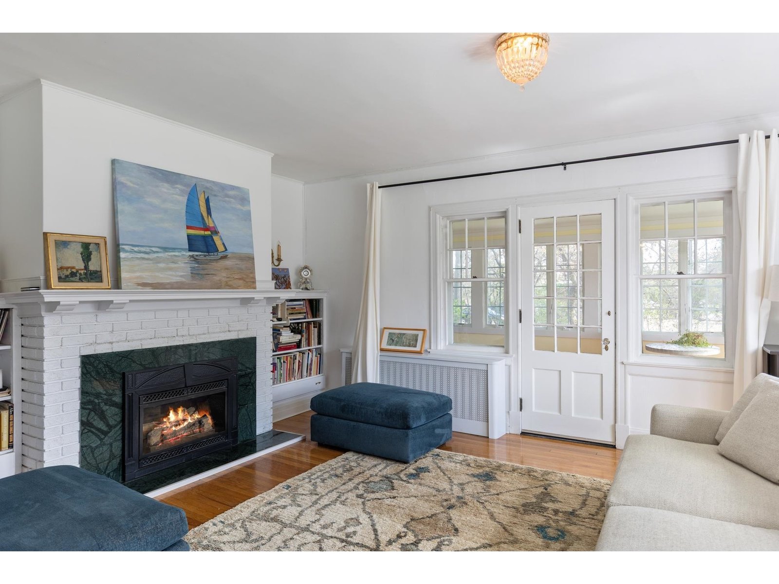Livingroom with Gas Fireplace